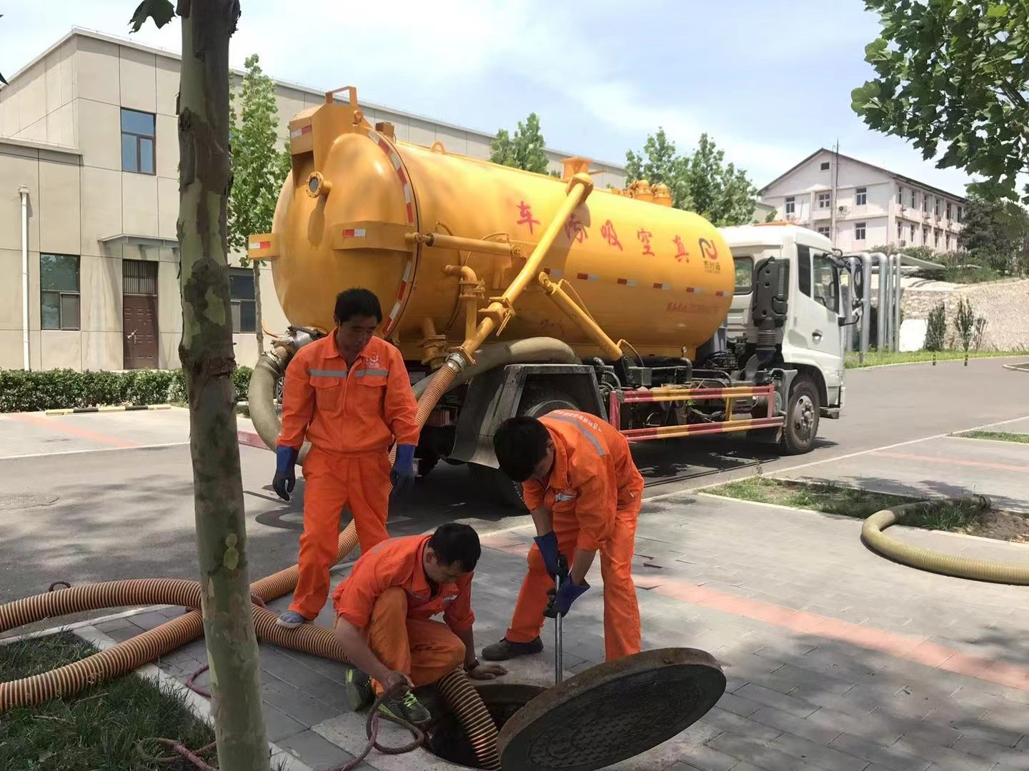 宣汉管道疏通车停在窨井附近