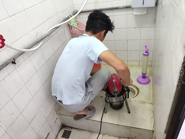 宣汉管道堵塞冒臭气 专业师傅现场解决问题