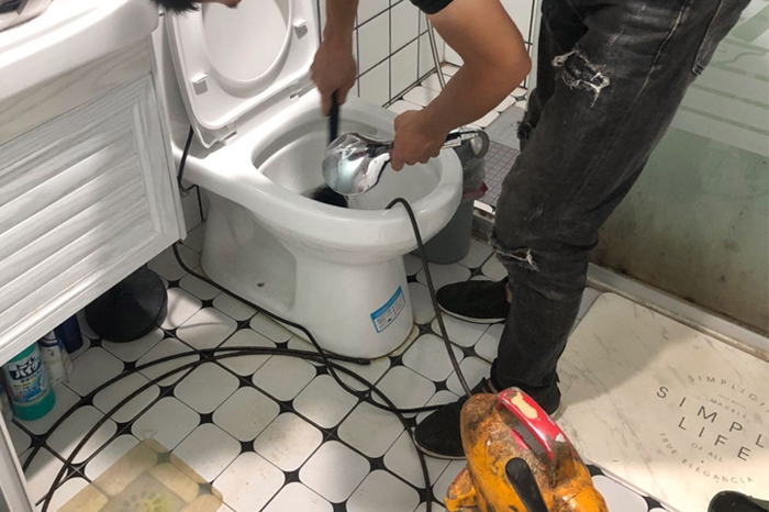 宣汉马桶堵塞自己疏通还是找师傅？专业上门服务让你省时更省心